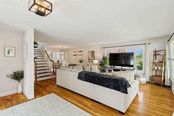 Chandelier, Dining room, Interior, Living room, Pendant Lights, Wood Texture Flooring