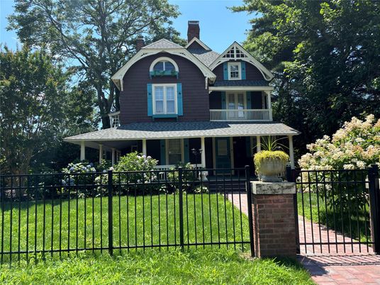 Exterior, Facade, Queen Anne Victorian