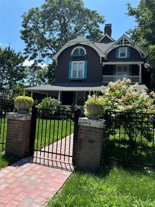 Attached, Exterior, Facade, Queen Anne Victorian