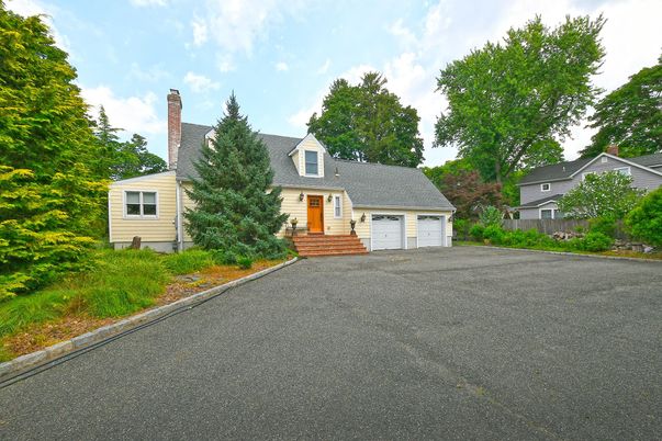 Attached, Exterior, Facade, Cape Cod