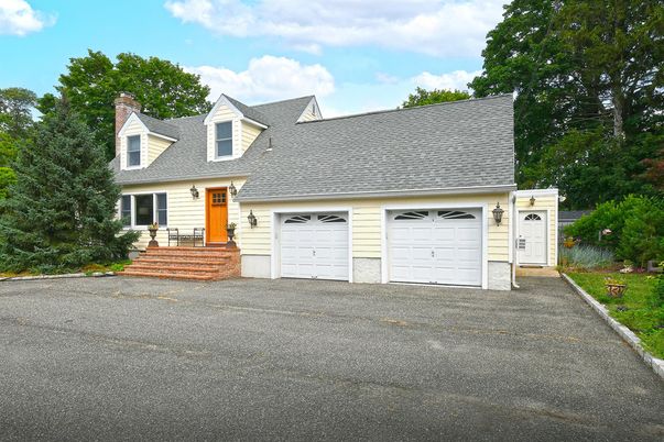 Attached, Exterior, Facade, Cape Cod