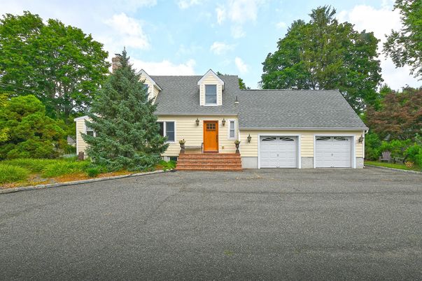 Attached, Exterior, Facade, Cape Cod
