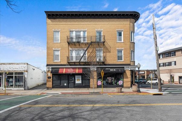 Exterior, Facade, Rowhouse