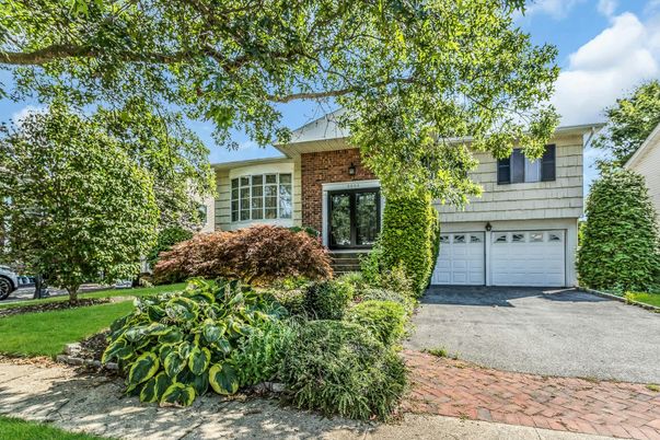 Attached, Exterior, Facade, Brick Facade, Raised Ranch