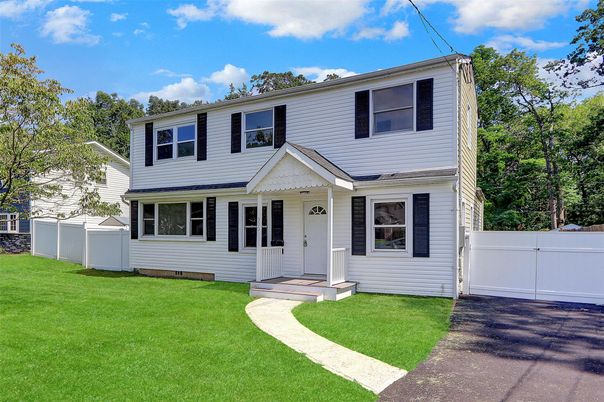Exterior, Facade, Raised Ranch