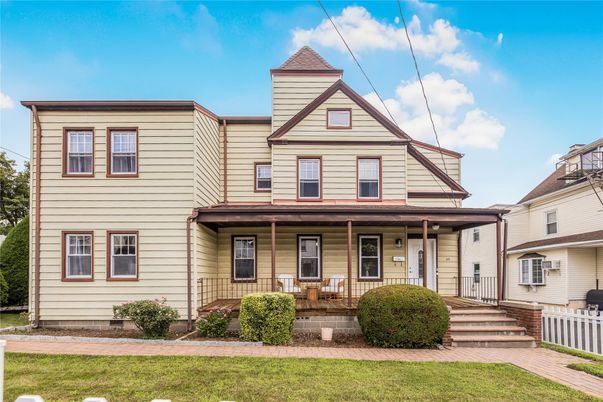Exterior, Facade, Queen Anne Victorian