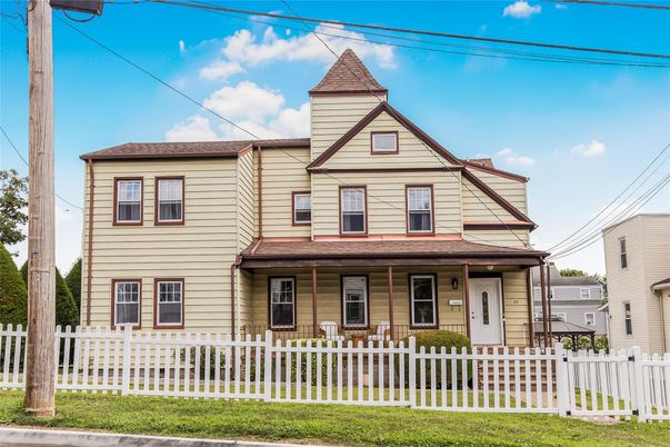 Exterior, Facade, Queen Anne Victorian