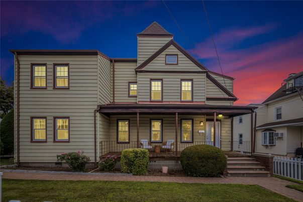 Exterior, Facade, Queen Anne Victorian