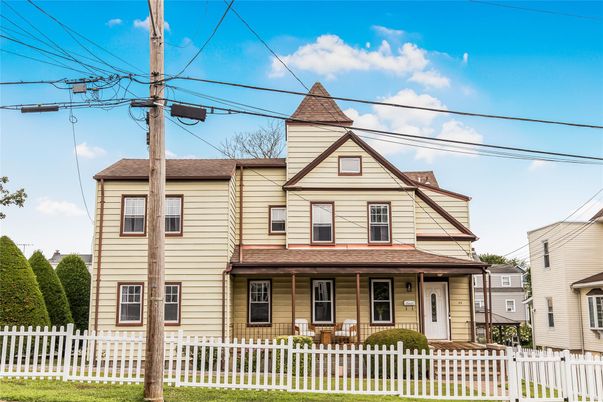 Exterior, Facade, Queen Anne Victorian