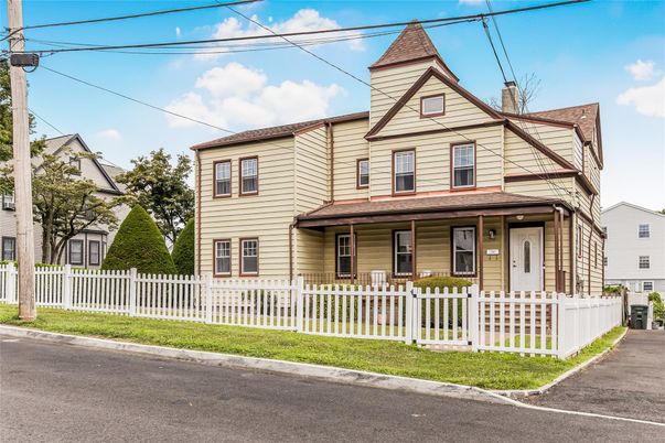 Exterior, Facade, Queen Anne Victorian