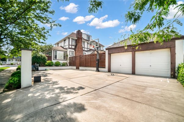 Detached Garage, Exterior