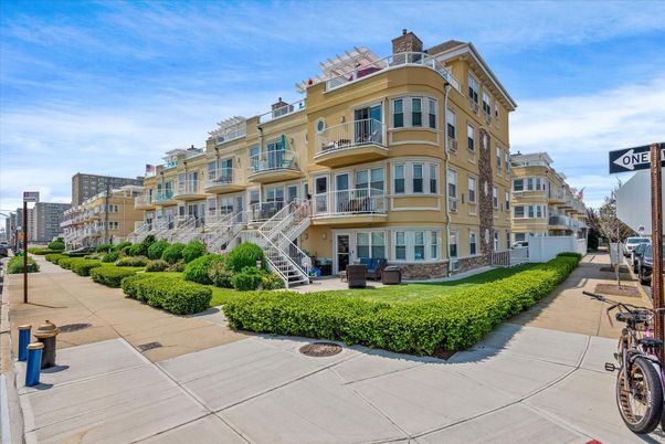 Backyard, Exterior, Facade, Queen Anne Victorian