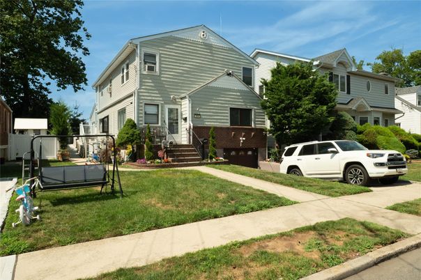 Exterior, Facade, Queen Anne Victorian