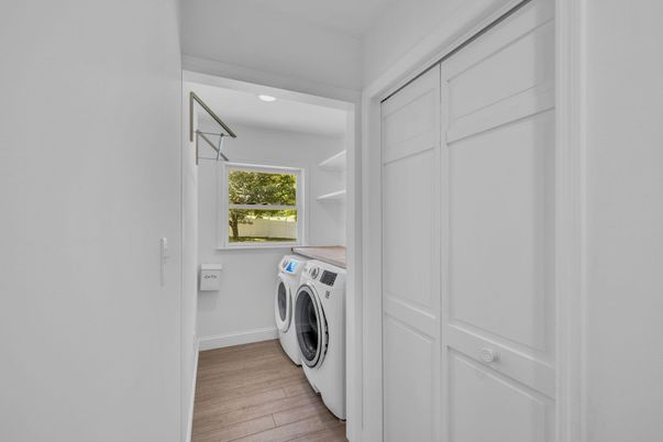 Interior, Recessed Lighting, Washer, Wood Texture Flooring
