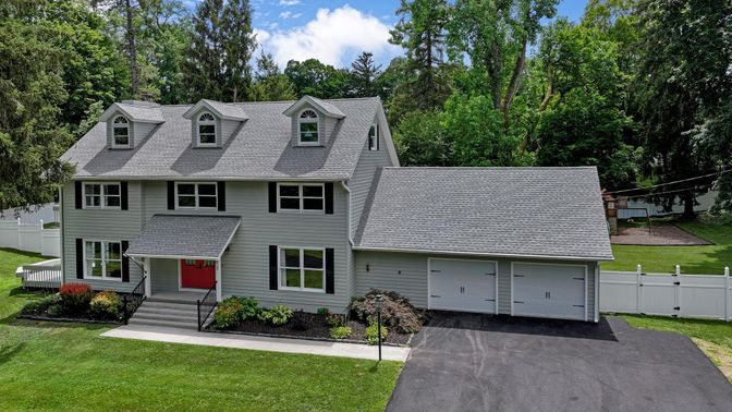 Attached, Exterior, Facade, Cape Cod