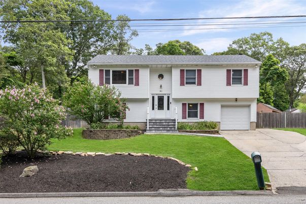 Attached, Exterior, Facade, Raised Ranch