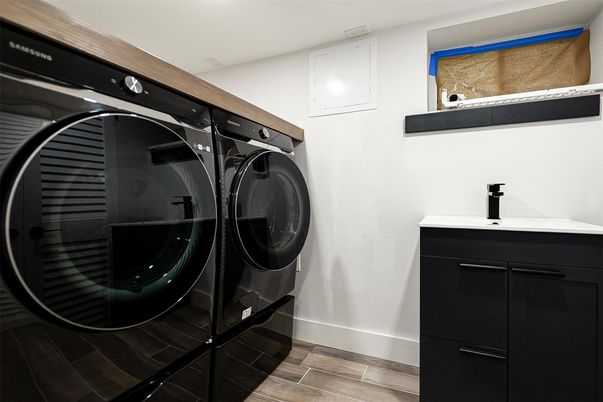 Interior, Utility Closets, Washer, Wood Texture Flooring