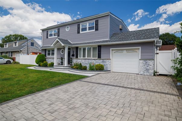 Attached, Exterior, Facade, Cape Cod