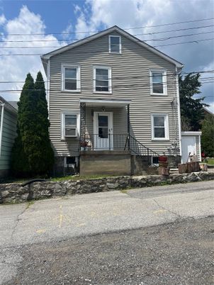 Exterior, Facade, Split Level