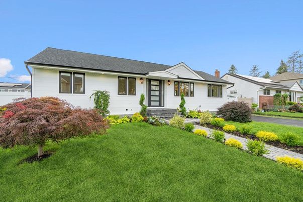 Exterior, Facade, Ranch