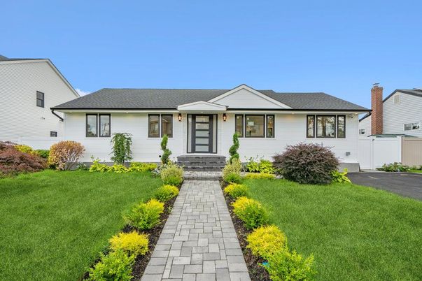Exterior, Facade, Ranch