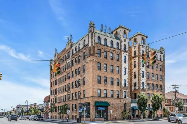Exterior, Facade, Brick Facade, Chicago School