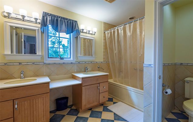 Bathroom, Dual Sink Vanities, Interior