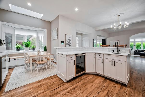 Chandelier, Dining room, Interior, Kitchen, Pendant Lights, Recessed Lighting, Wood Texture Flooring