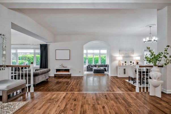 Chandelier, Dining room, Interior, Living room, Pendant Lights, Wood Texture Flooring
