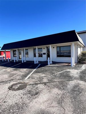 Exterior, Facade, Ranch