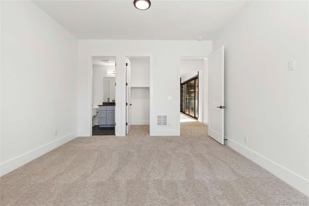 Empty room, Interior