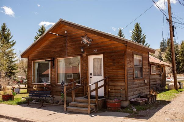 Exterior, Facade, Log Home