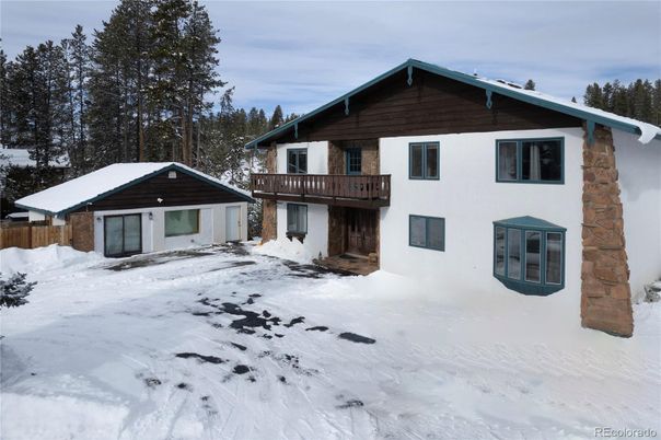 Exterior, Facade, Split Level