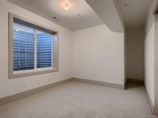 Empty room, Interior