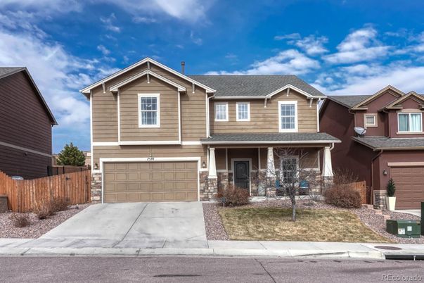 Attached, Exterior, Facade, American Craftsman