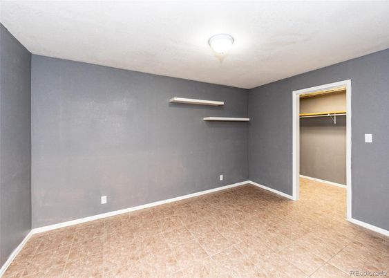 Empty room, Interior