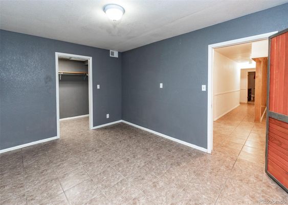 Empty room, Interior