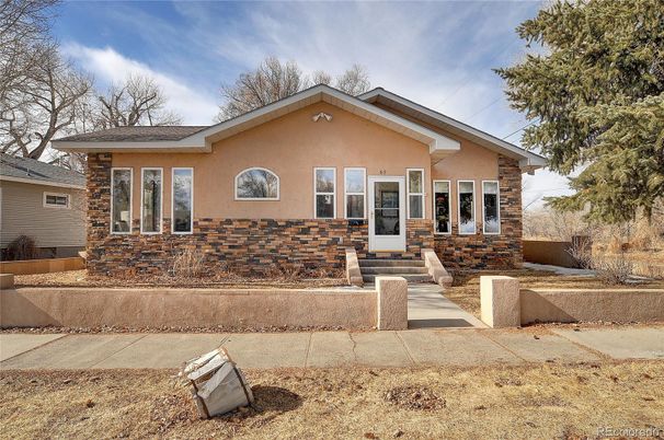 Exterior, Facade, Ranch