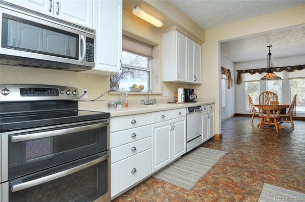 Dining room, Interior, Kitchen, Pendant Lights, Stainless Steel Appliances