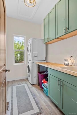 Interior, Washer, Wood Texture Flooring