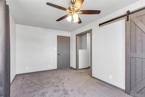 Empty room, Interior