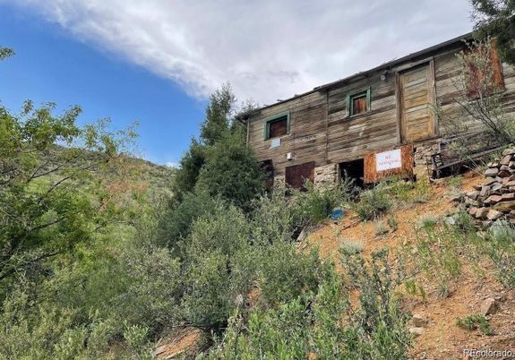 Exterior, Facade, Log Home