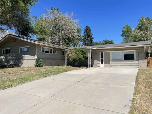 Exterior, Facade, Ranch
