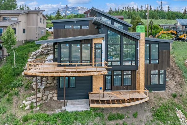 Exterior, Facade, Modern
