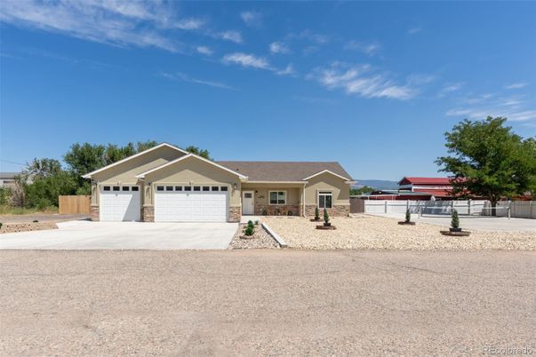 Attached, Exterior, Facade, Ranch