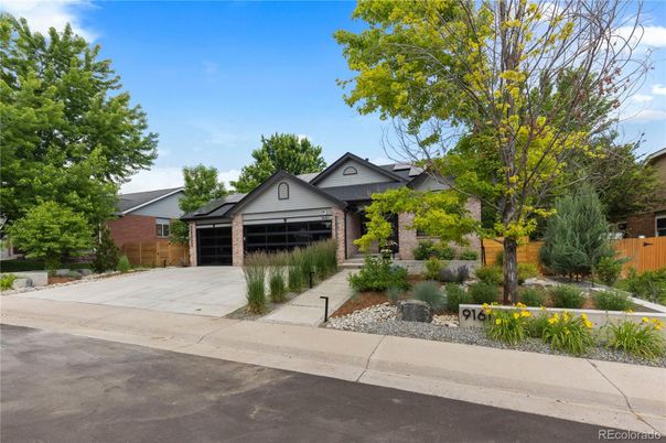 Attached, Exterior, Facade, American Craftsman