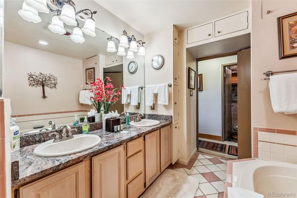 Bathroom, Dual Sink Vanities, Interior, Recessed Lighting
