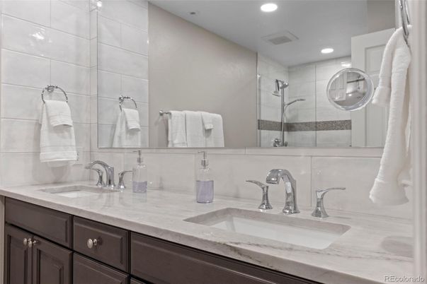 Bathroom, Dual Sink Vanities, Interior, Recessed Lighting
