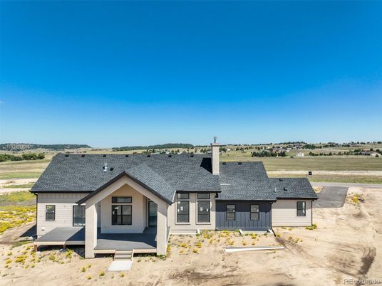 Exterior, Facade, Ranch