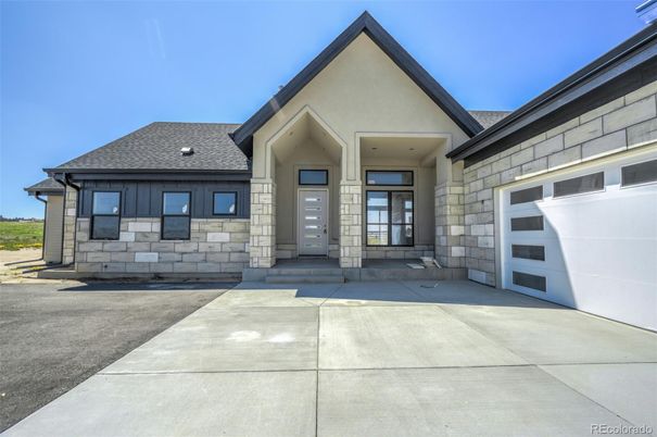 Attached, Exterior, Facade, None
